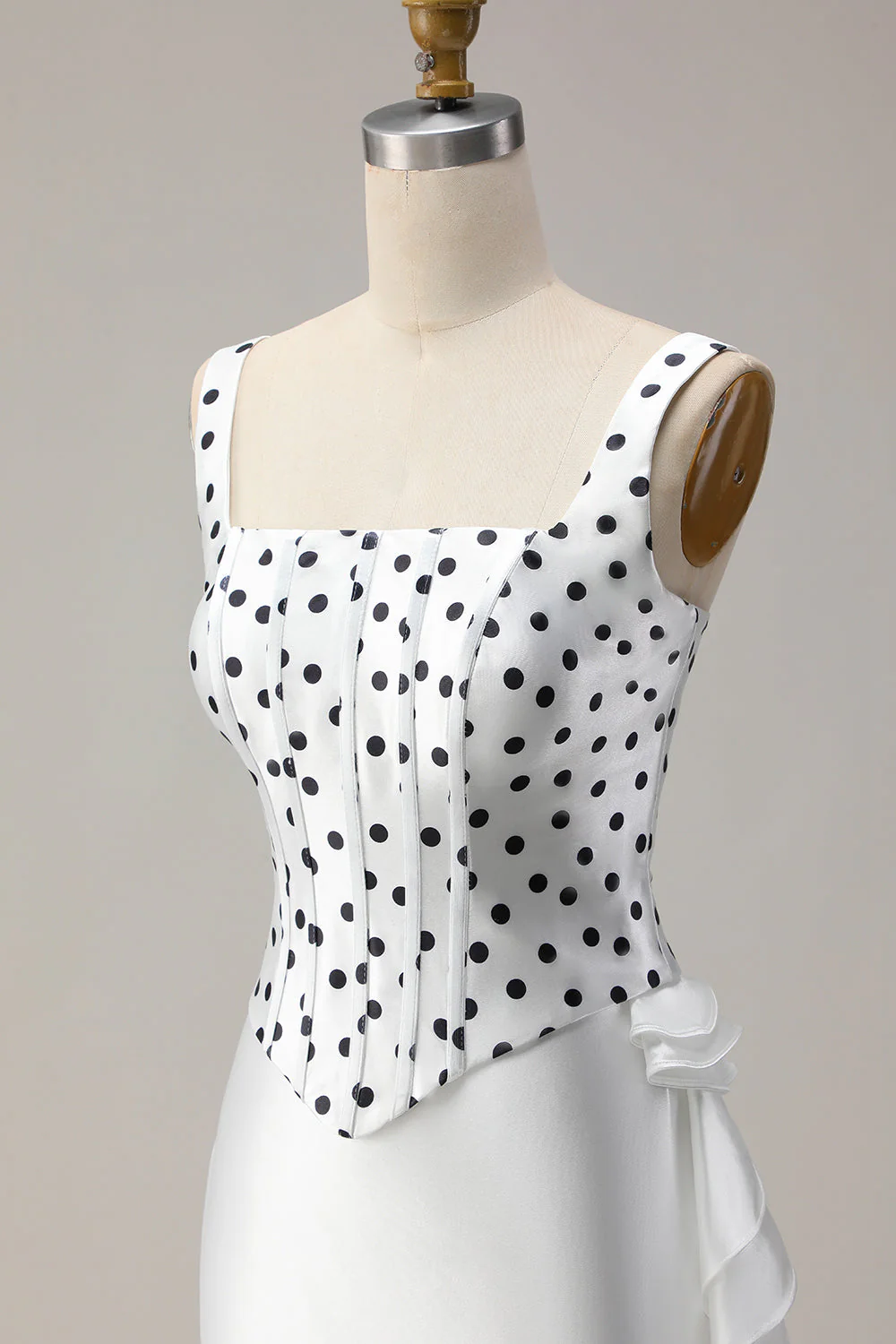 Robe de bal longue en satin à volants à pois noirs blancs et fendue - Image 6