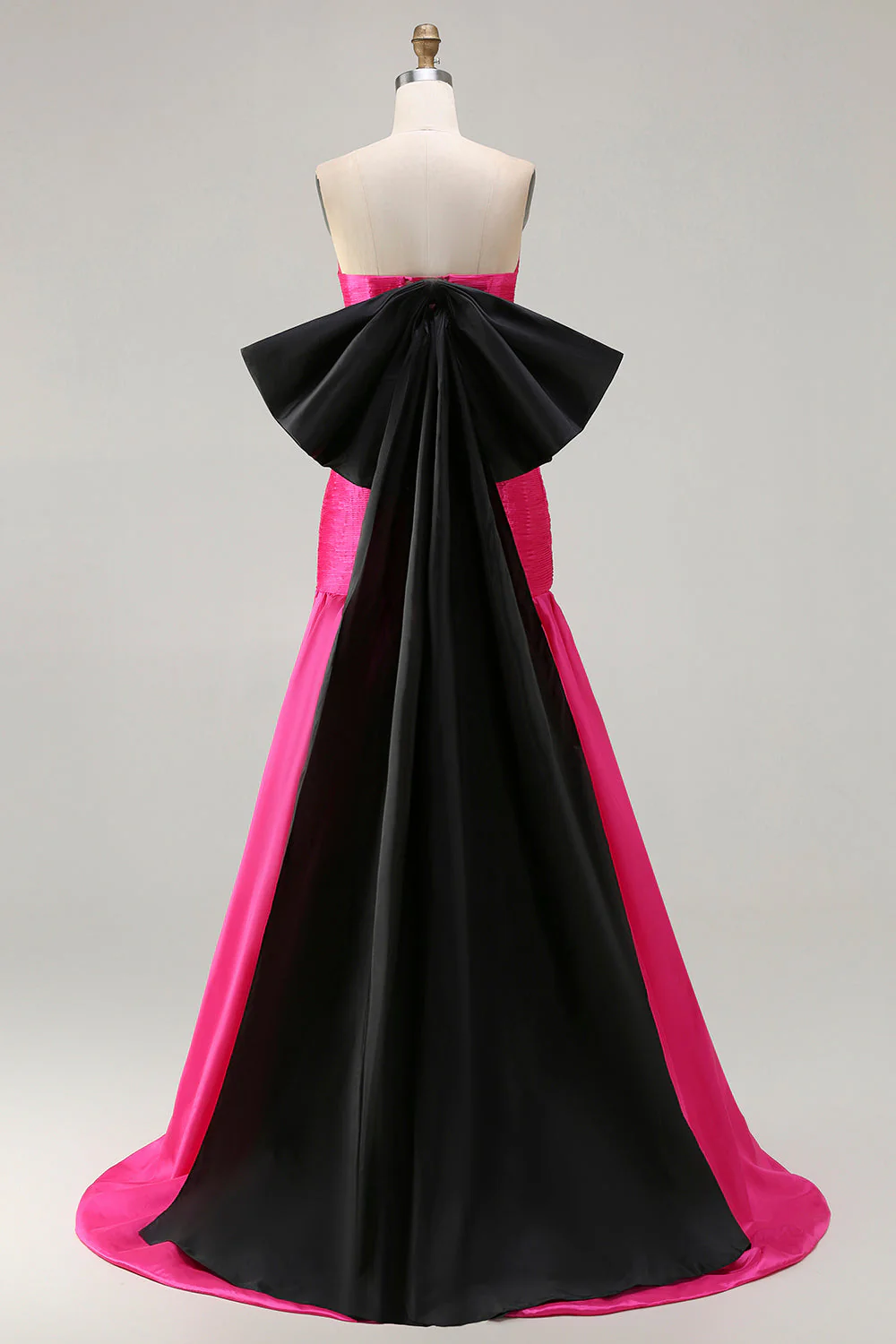 Robe de soirée longue en satin fuchsia coupe bustier à décolleté cabriolet avec grand nœud - Image 2