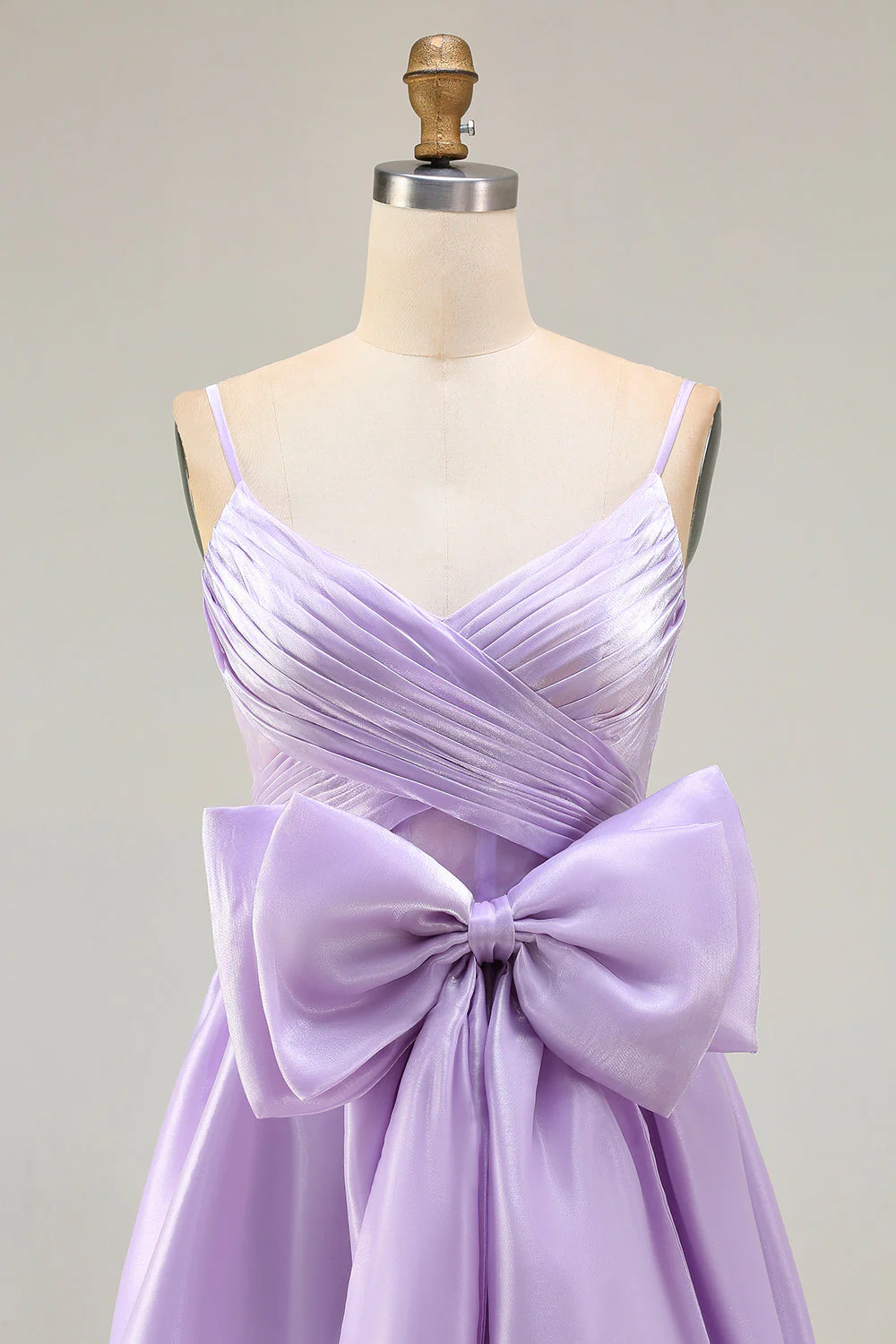 Robe de bal longue en satin plissé à bretelles lilas A avec un nœud d’ours - Image 4