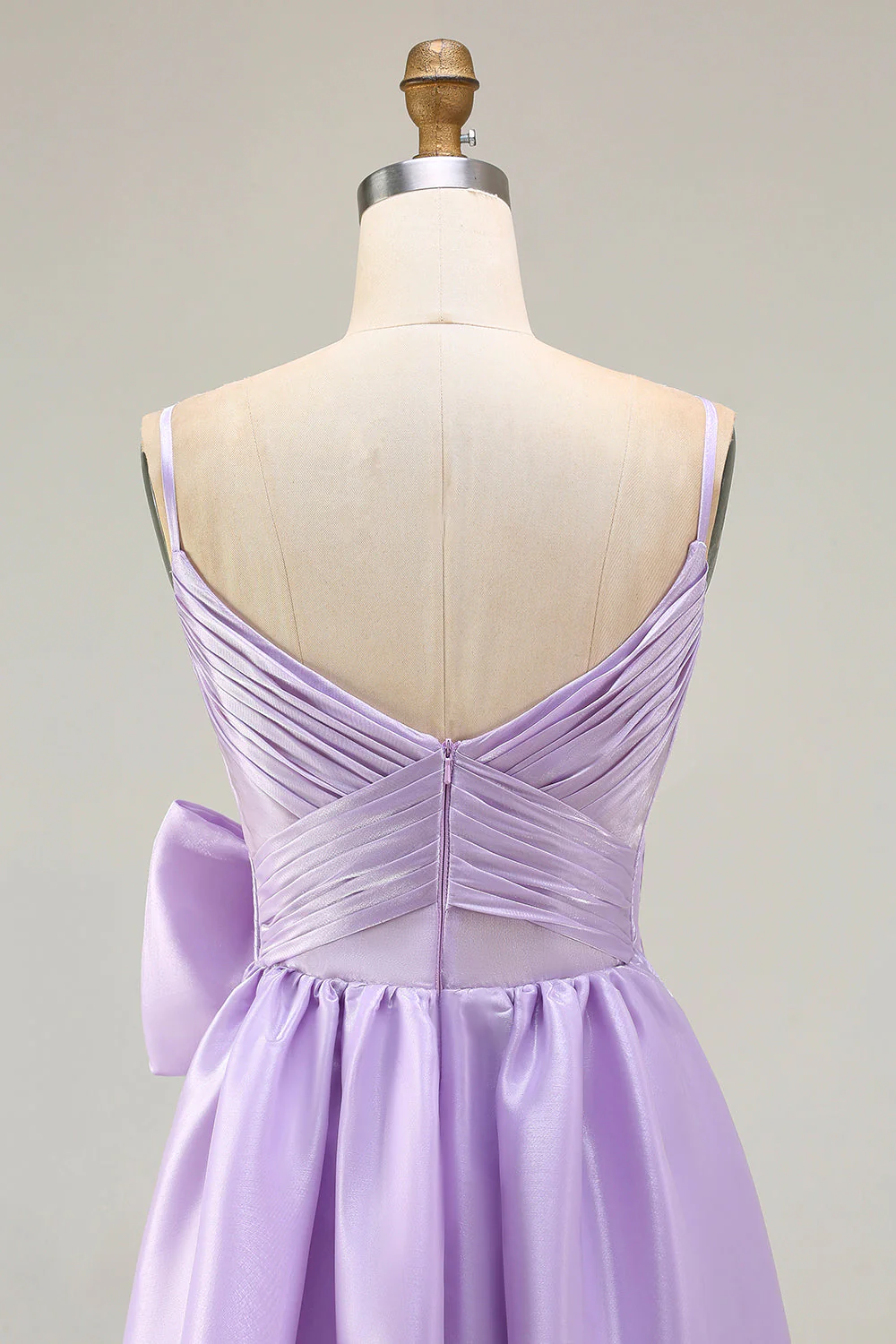 Robe de bal longue en satin plissé à bretelles lilas A avec un nœud d’ours - Image 5