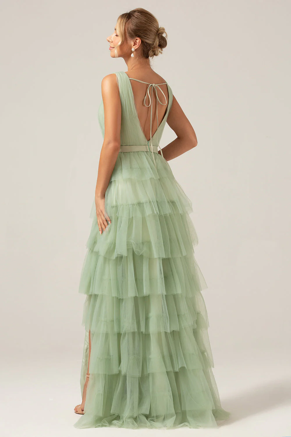 Robe de soirée longue en tulle vert à volants et col en V avec fente - Image 2