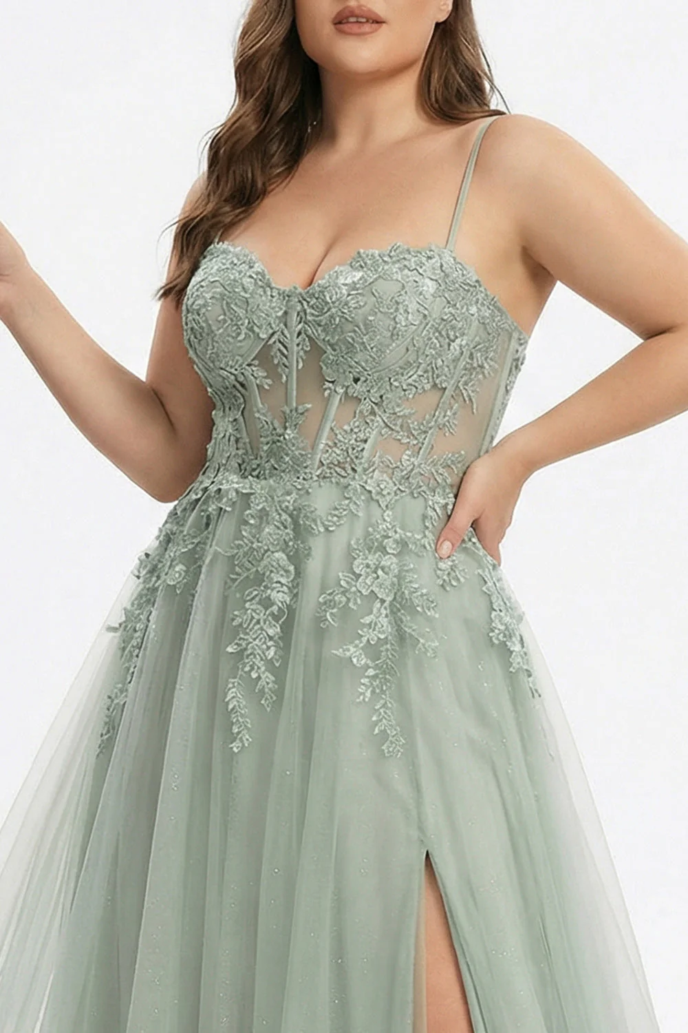 Robe de bal longue en tulle brodée vert sauge à trait en A avec fente - Image 3