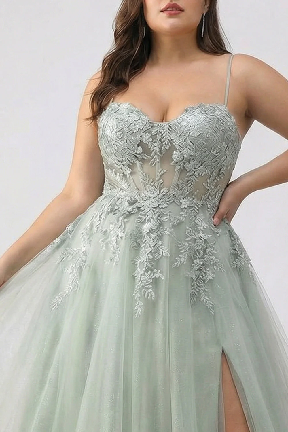 Robe de bal longue en tulle brodée vert sauge à trait en A avec fente - Image 4