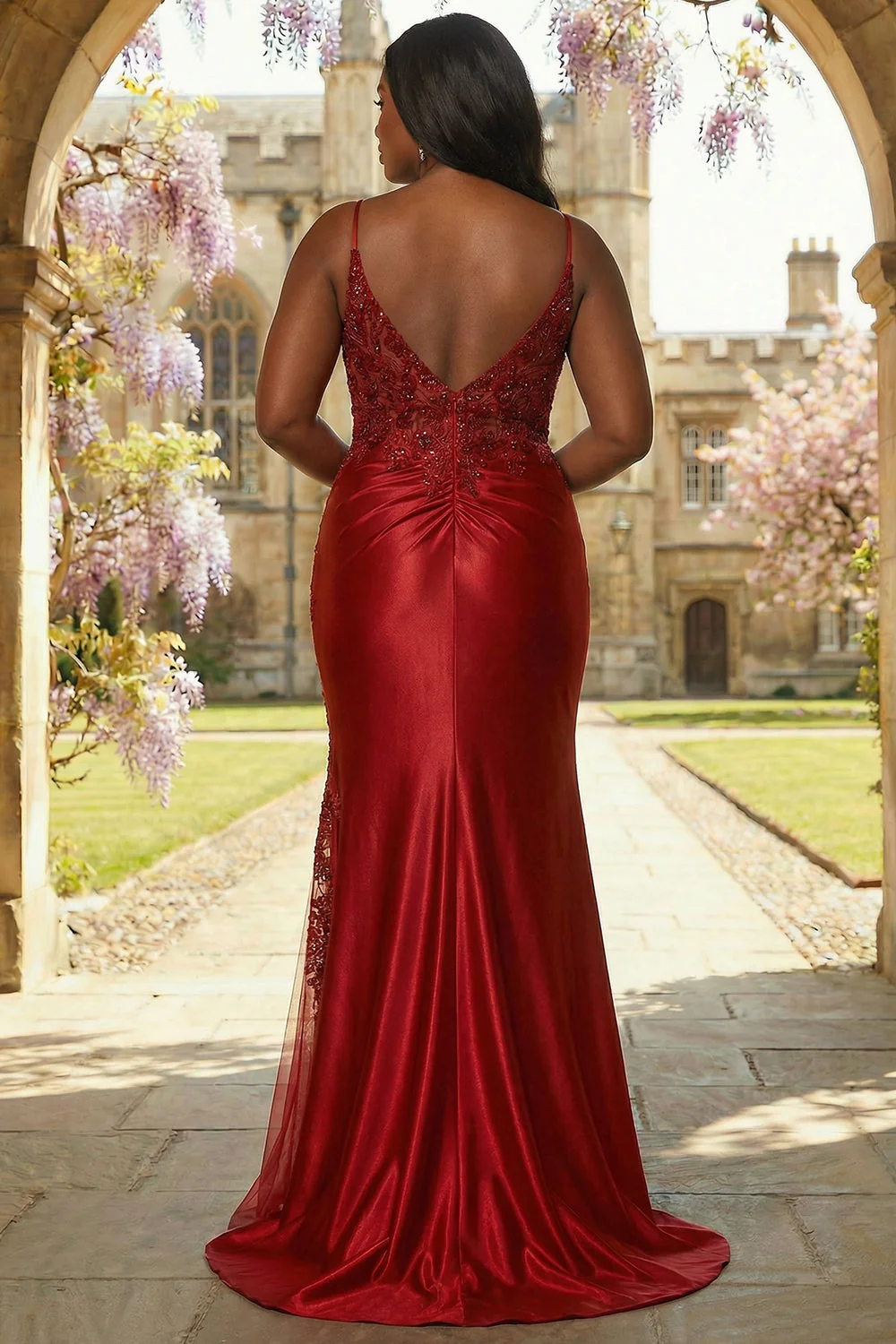 Robe de bal longue grande taille appliquée en satin bordeaux avec une fente - Image 2