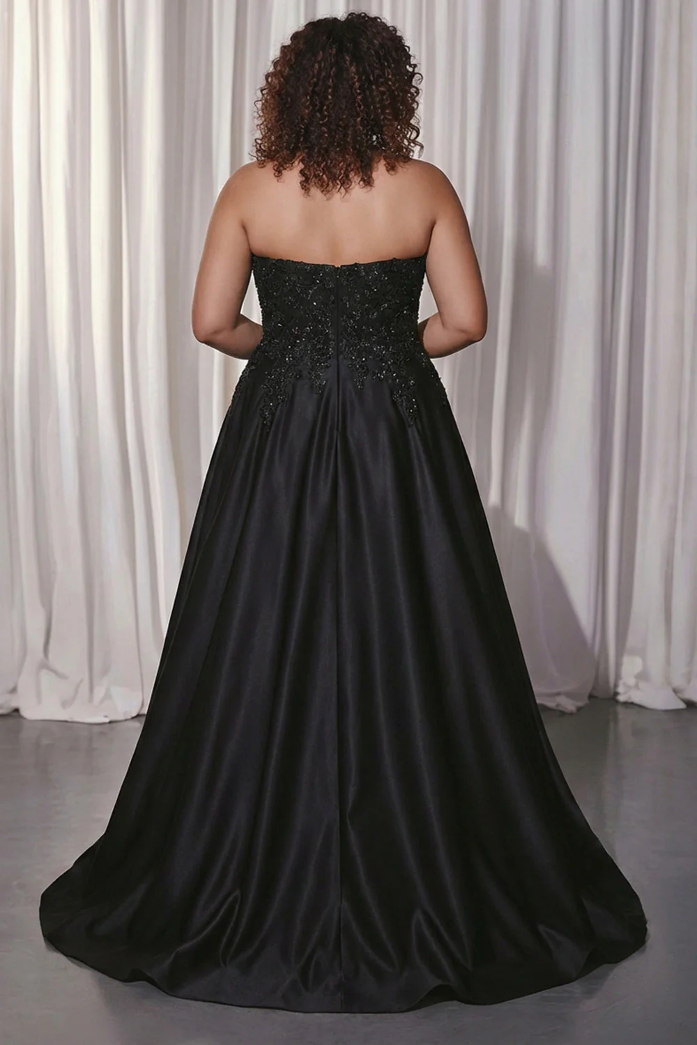 Robe de bal longue grande taille en satin Black Sweetheart avec fente - Image 2