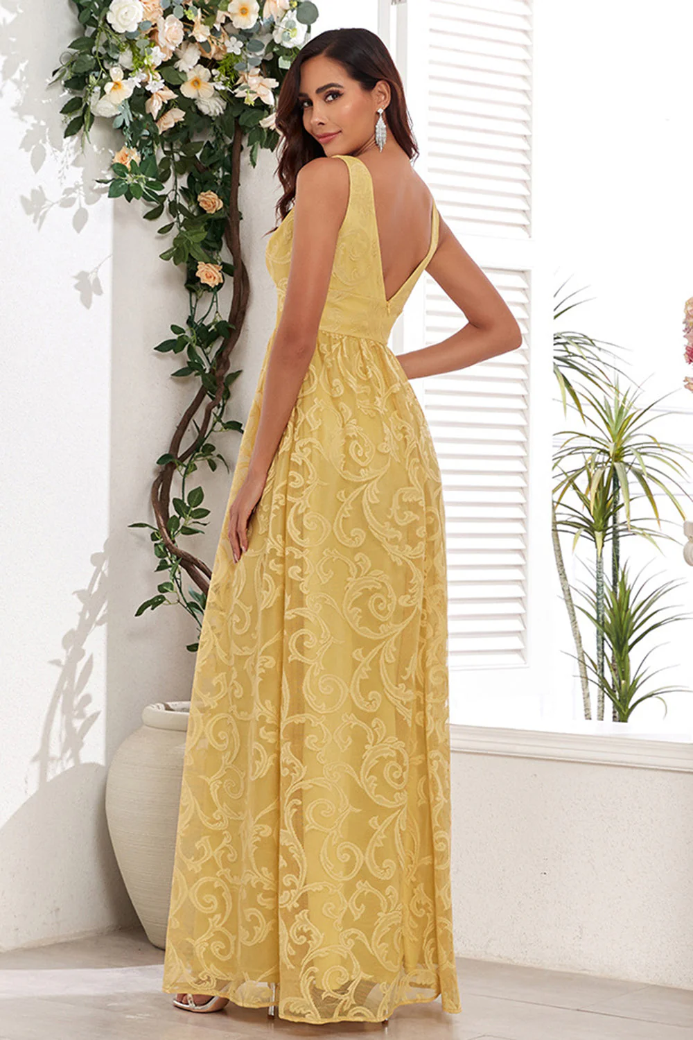 Robe de bal longue jaune à col en V avec appliques - Image 2