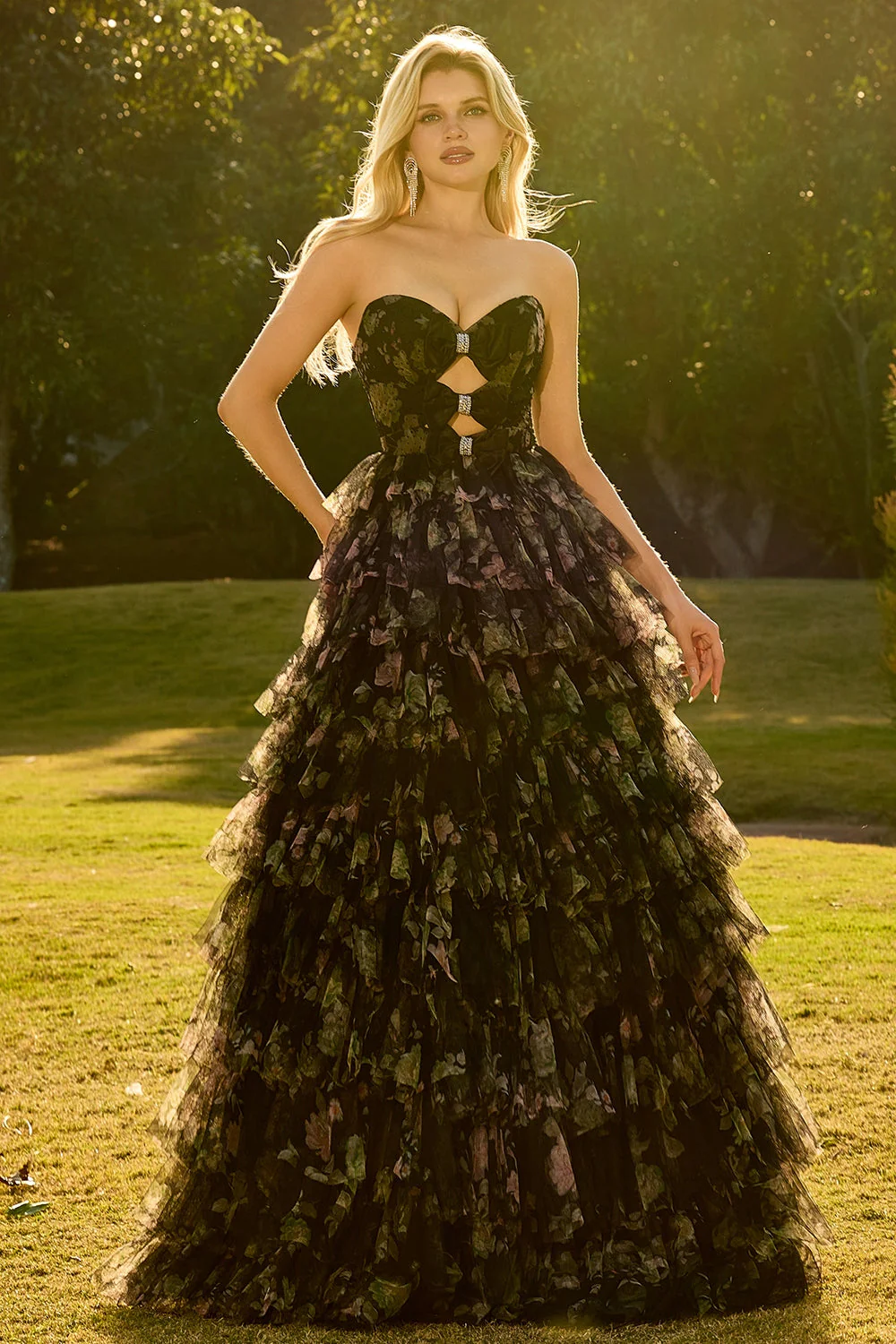 Robe de bal longue noire sans bretelles à volants à volants découpés avec nœuds - Image 3