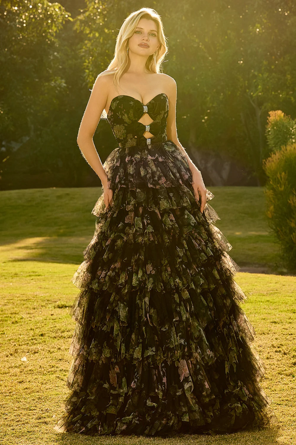 Robe de bal longue noire sans bretelles à volants à volants découpés avec nœuds - Image 5