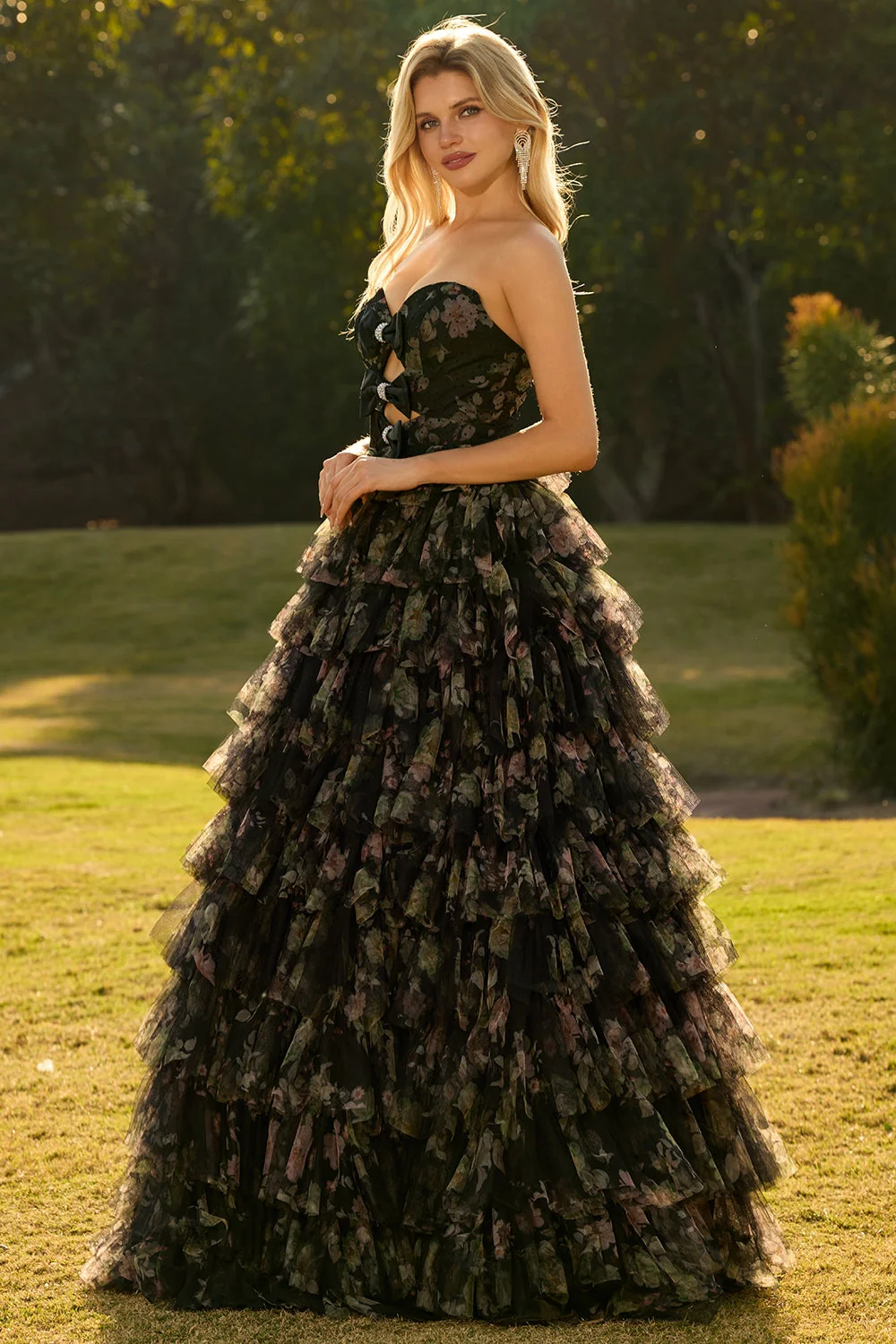 Robe de bal longue noire sans bretelles à volants à volants découpés avec nœuds - Image 6
