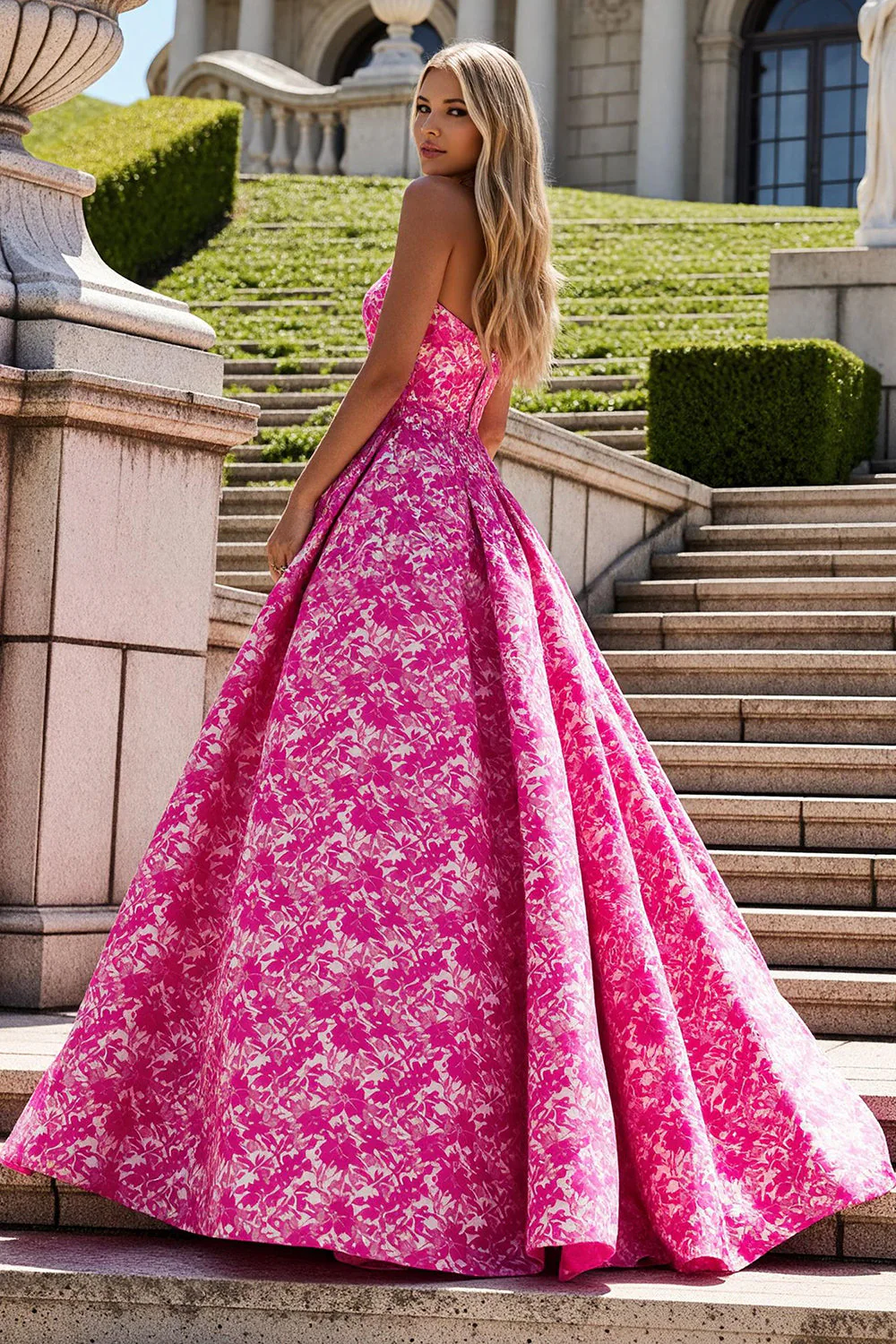Robe de bal longue sans bretelles imprimée en fuchsia A Line avec nœud - Image 2