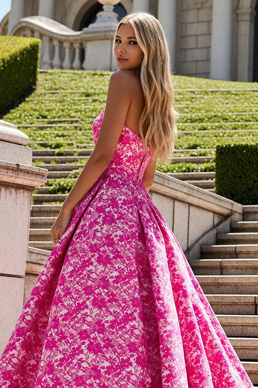 Robe de bal longue sans bretelles imprimée en fuchsia A Line avec nœud - Image 4