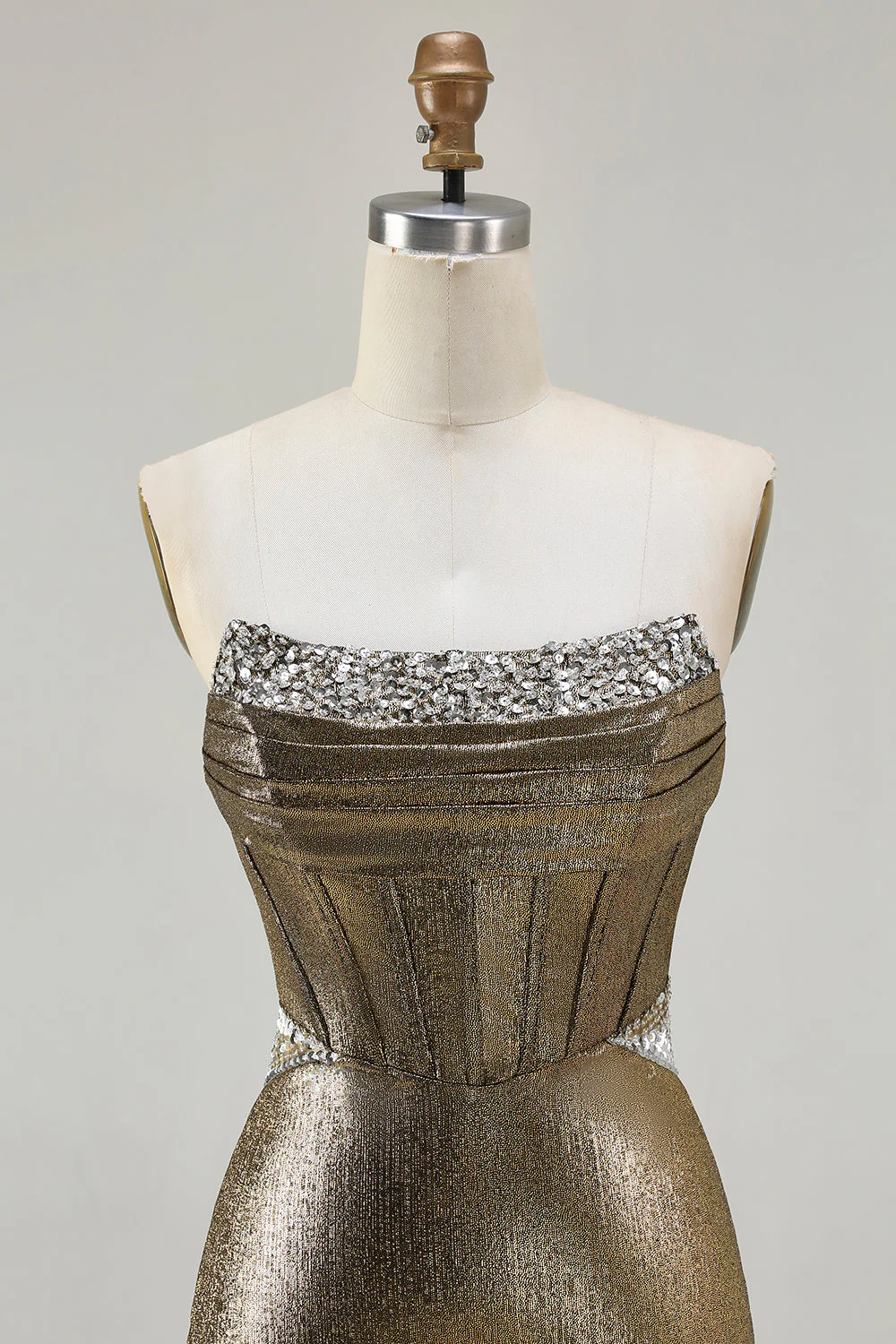 Robe De Soirée longue sans bretelles perlée dorée foncée métallisée - Image 4