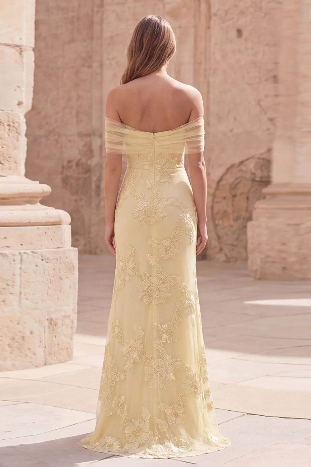 Robe de bal longue sirène jaune dénudée avec broderie florale - Image 2