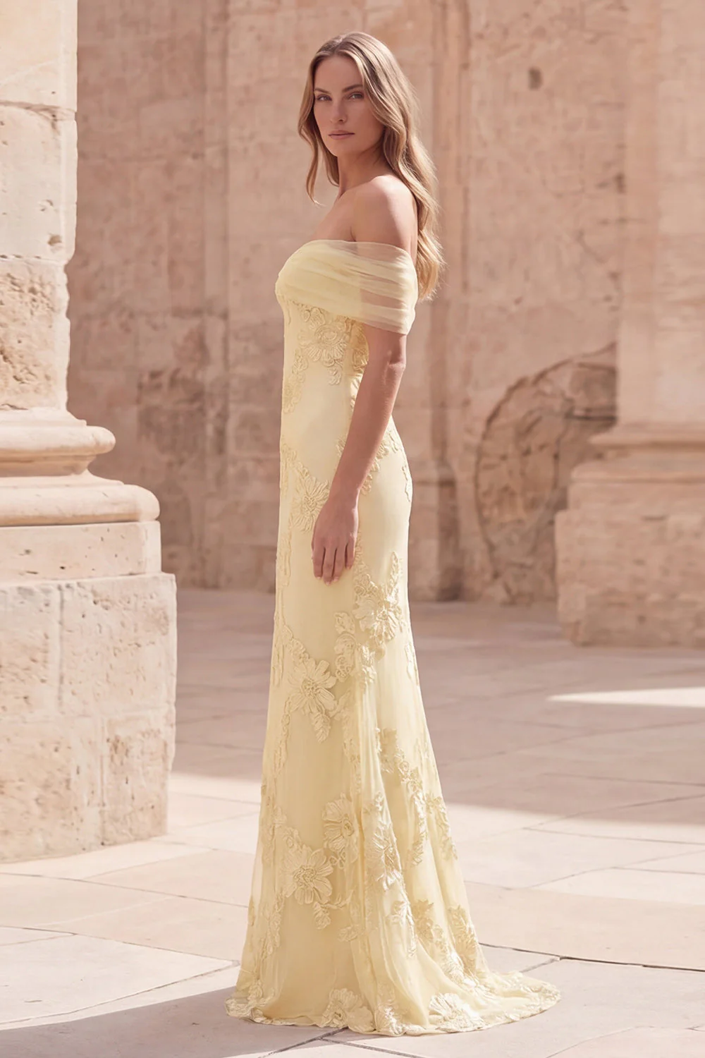 Robe de bal longue sirène jaune dénudée avec broderie florale - Image 3
