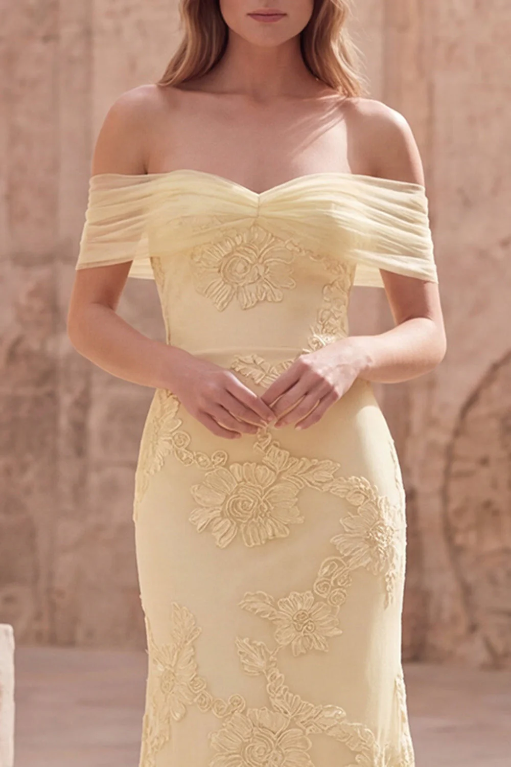 Robe de bal longue sirène jaune dénudée avec broderie florale - Image 4
