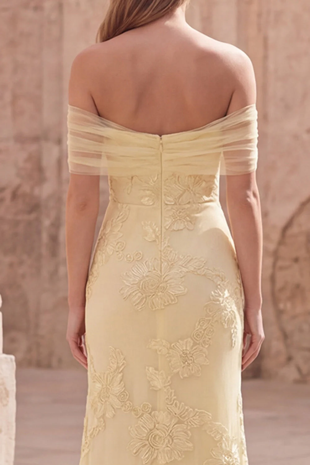 Robe de bal longue sirène jaune dénudée avec broderie florale - Image 5