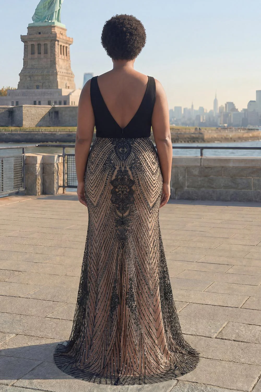 Robe de bal longue sirène noire à col en V profond avec dos ouvert - Image 2
