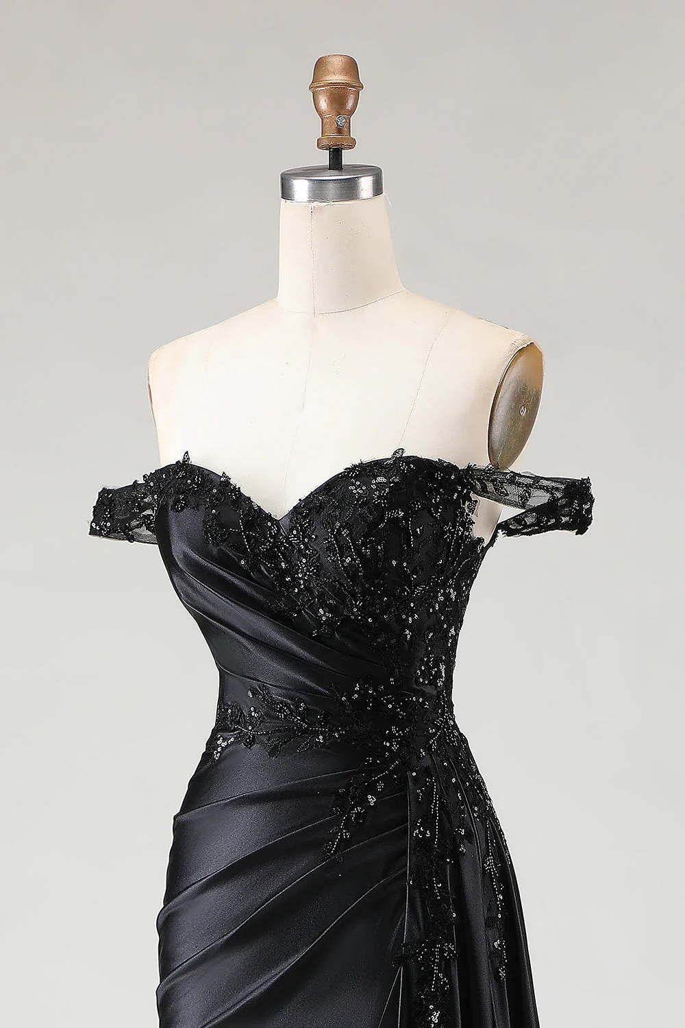 Robe de bal longue sirène noire à sequins dénudés avec fente - Image 6