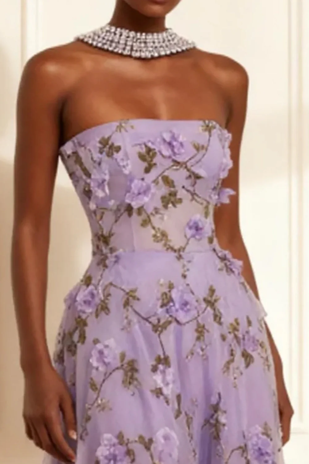 Robe de bal longue trapèze sans bretelles violette avec des fleurs 3D - Image 3