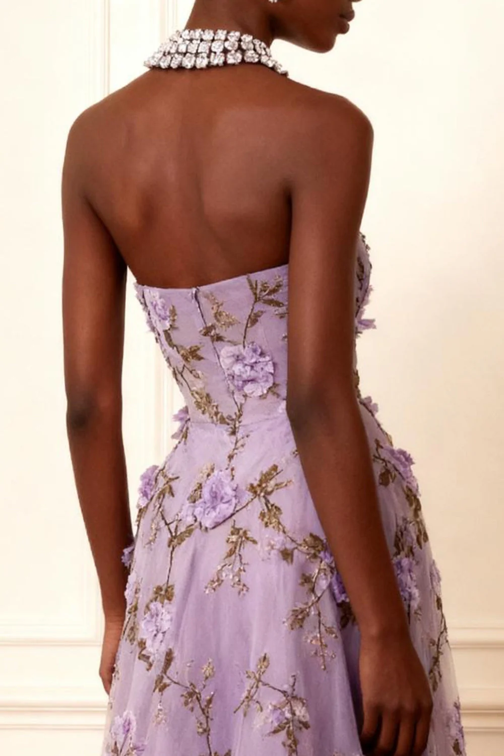 Robe de bal longue trapèze sans bretelles violette avec des fleurs 3D - Image 4