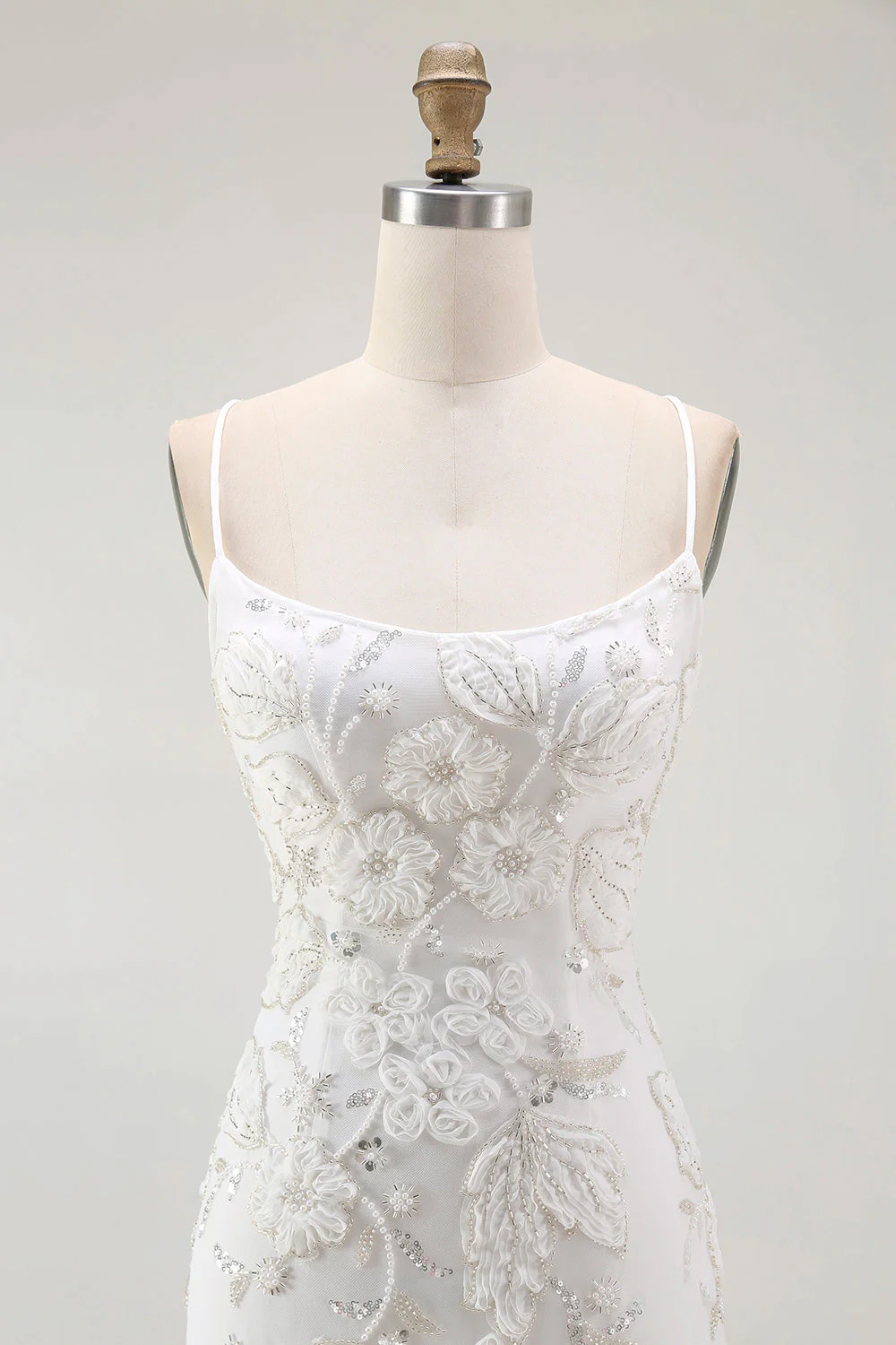 Robe de bal moulante blanche à bretelles spaghetti appliquée avec fente - Image 4