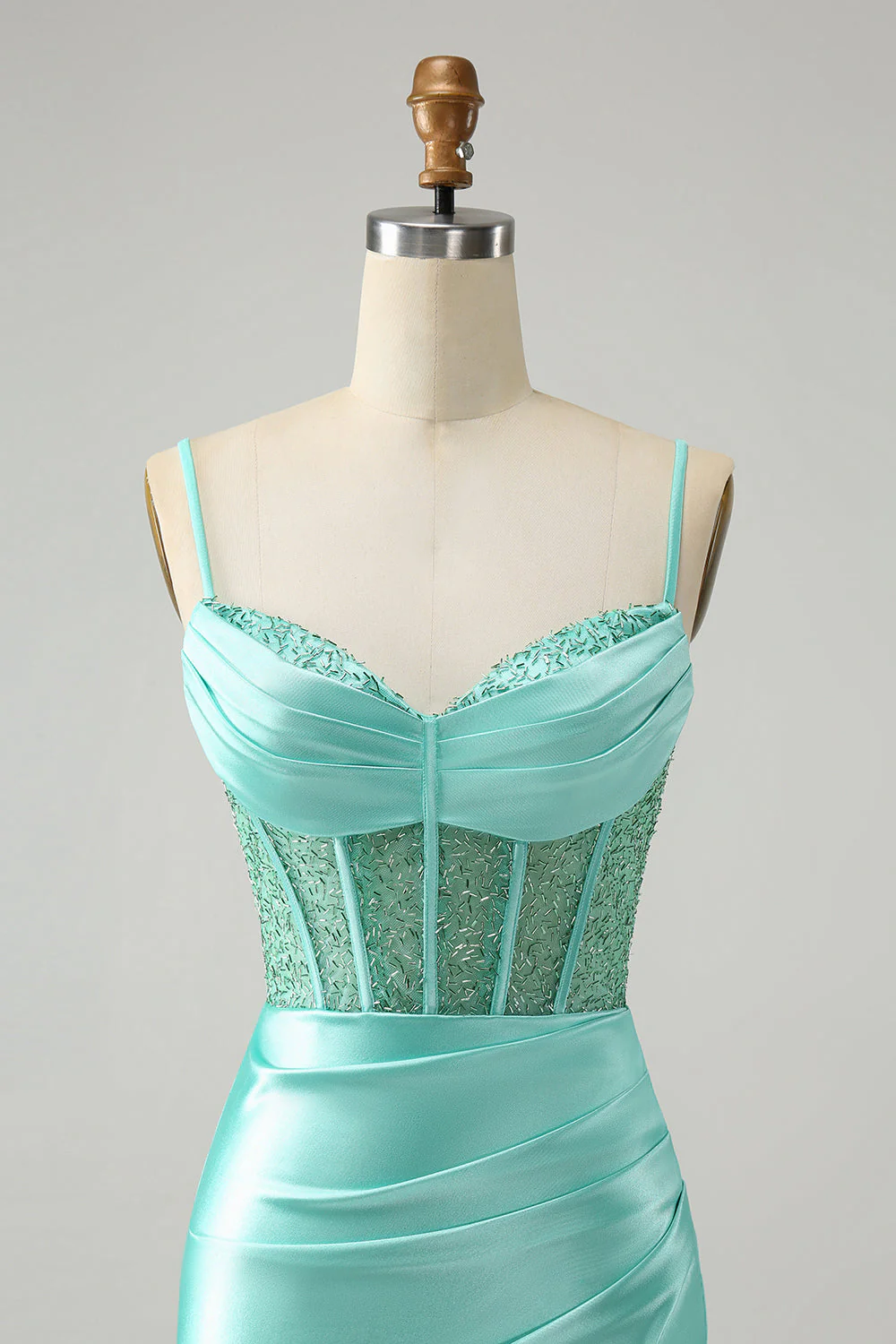 Robe de bal moulante en satin à bretelles spaghetti vert clair avec fente - Image 4