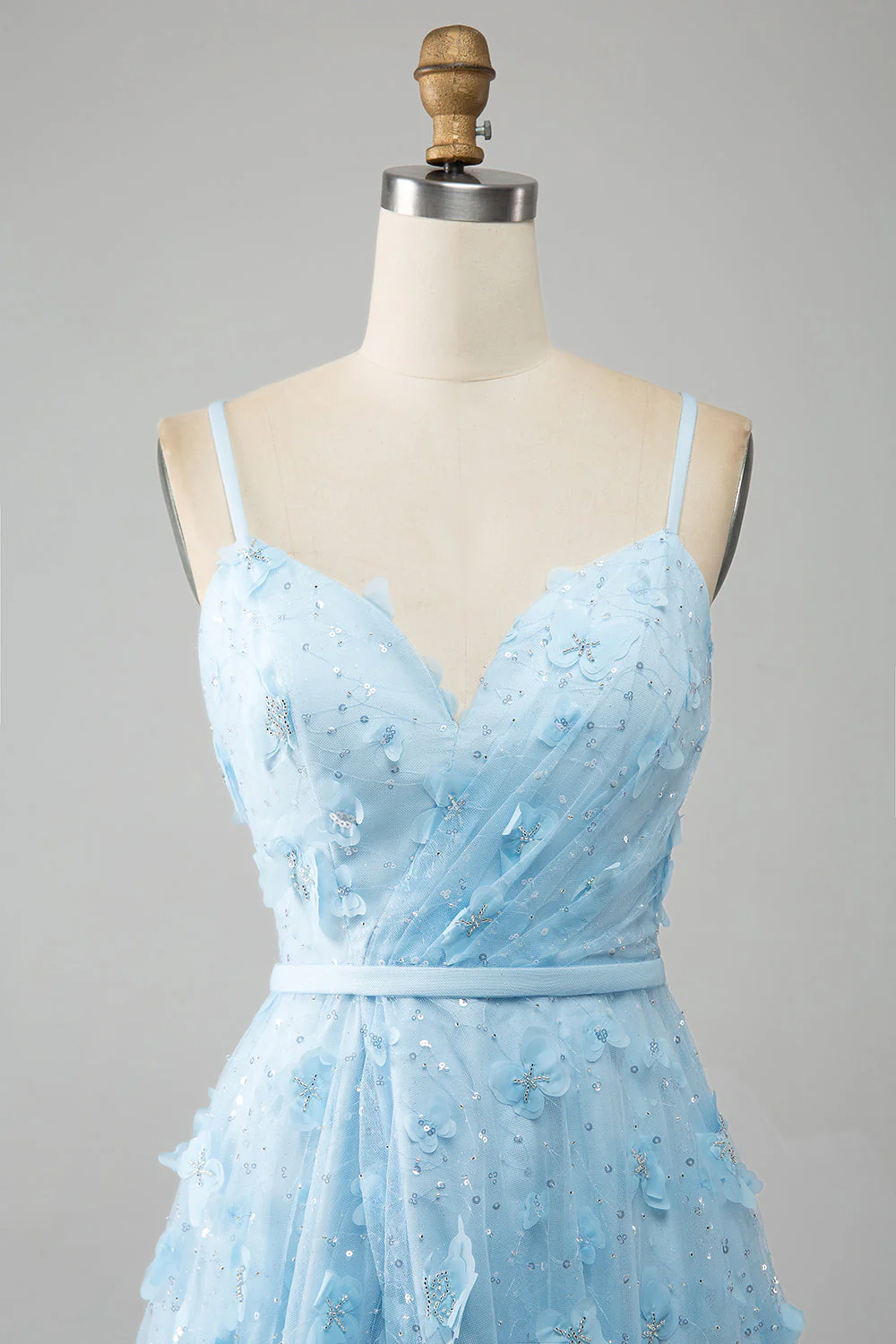 Robe de soirée perlée scintillante à bretelles spaghetti bleu ciel avec des papillons 3D - Image 4