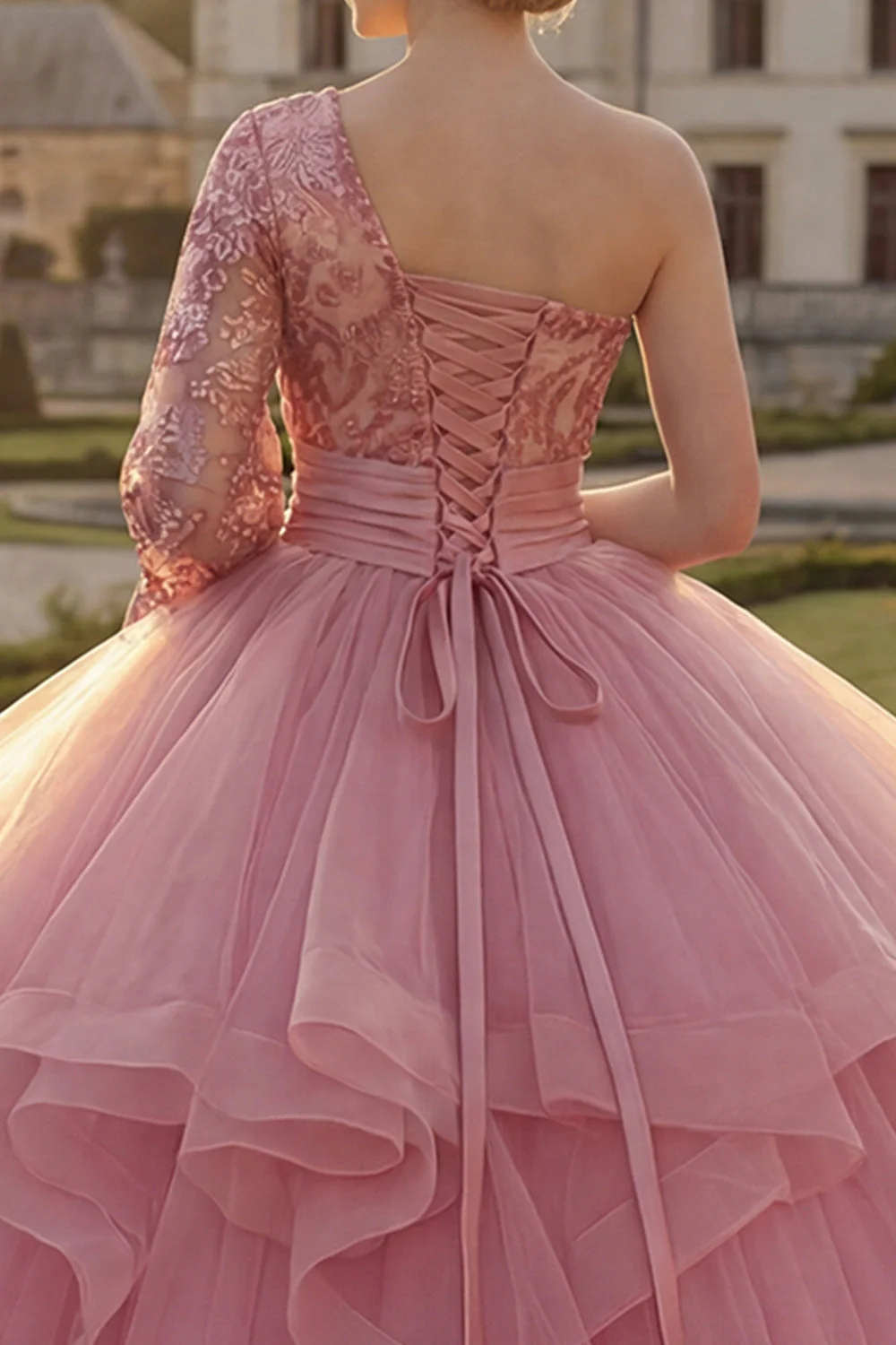 Robe de bal rose à une épaule avec volants et sequins et manche longue - Image 4