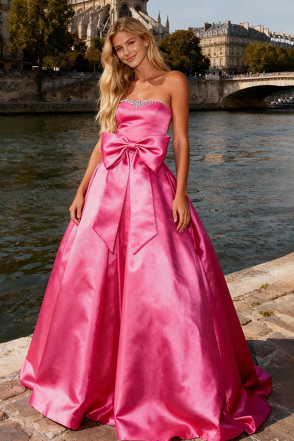 Robe de bal rose vif sans bustier avec nœud de promo