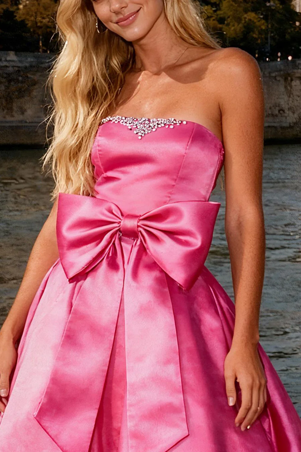 Robe de bal rose vif sans bustier avec nœud de promo - Image 3