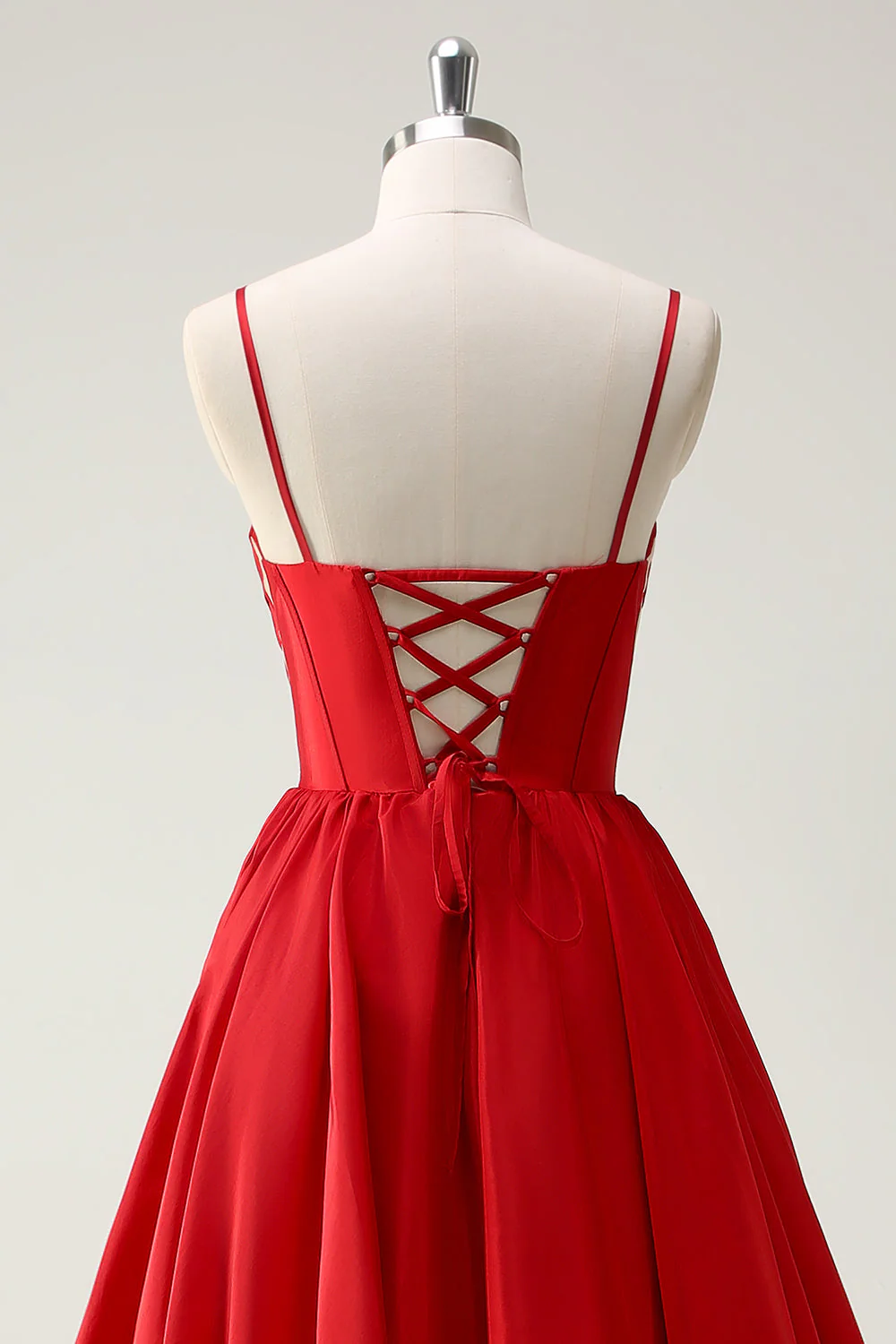 Robe de bal longue rouge à bretelles spaghetti et dos lacé avec fente - Image 5