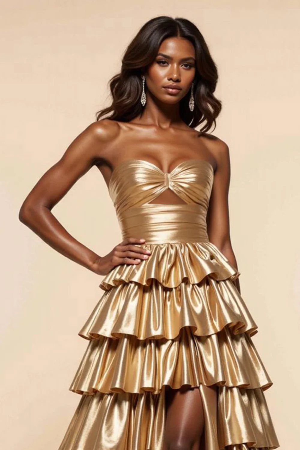 Robe de bal sans bretelles dorée à volants froncés avec fente - Image 3