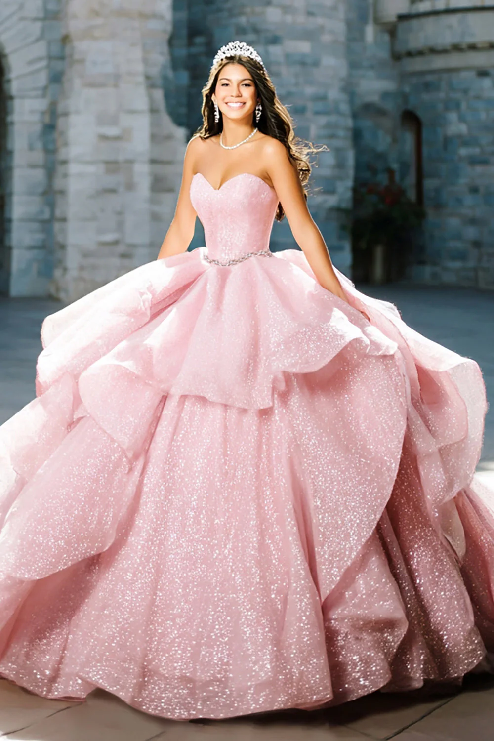 Robe de bal scintillante sans bretelles à volants