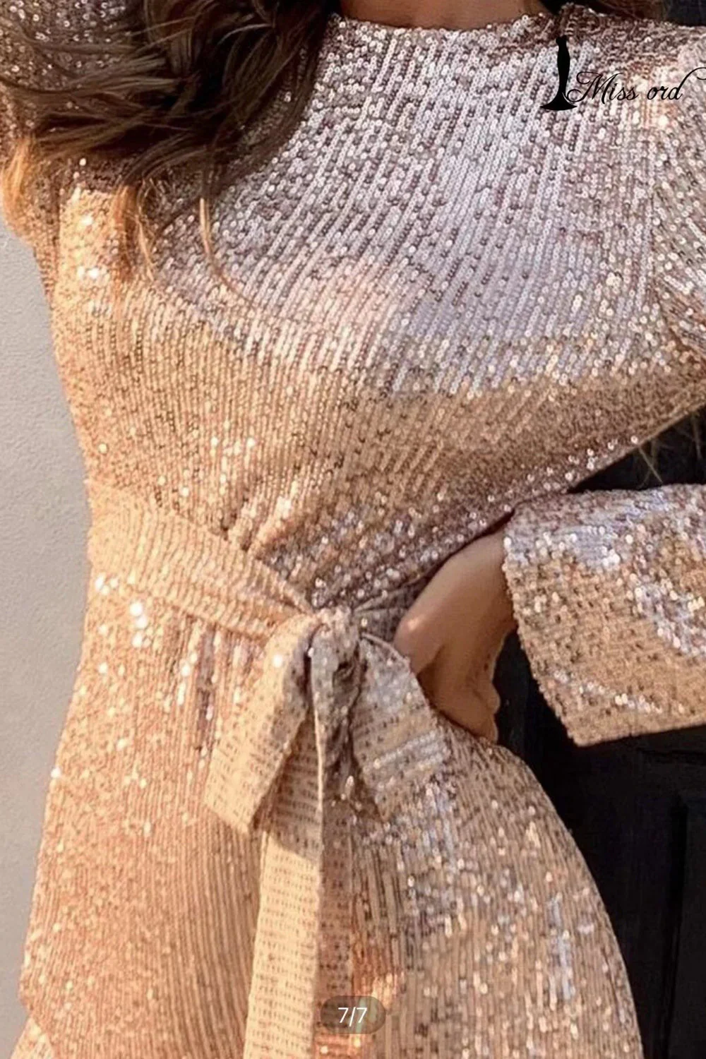 Robe de cocktail à paillettes à manches longues avec creux - Image 3