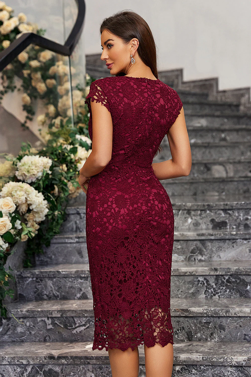 Robe de cocktail en dentelle à col rond fourreau bordeaux - Image 2