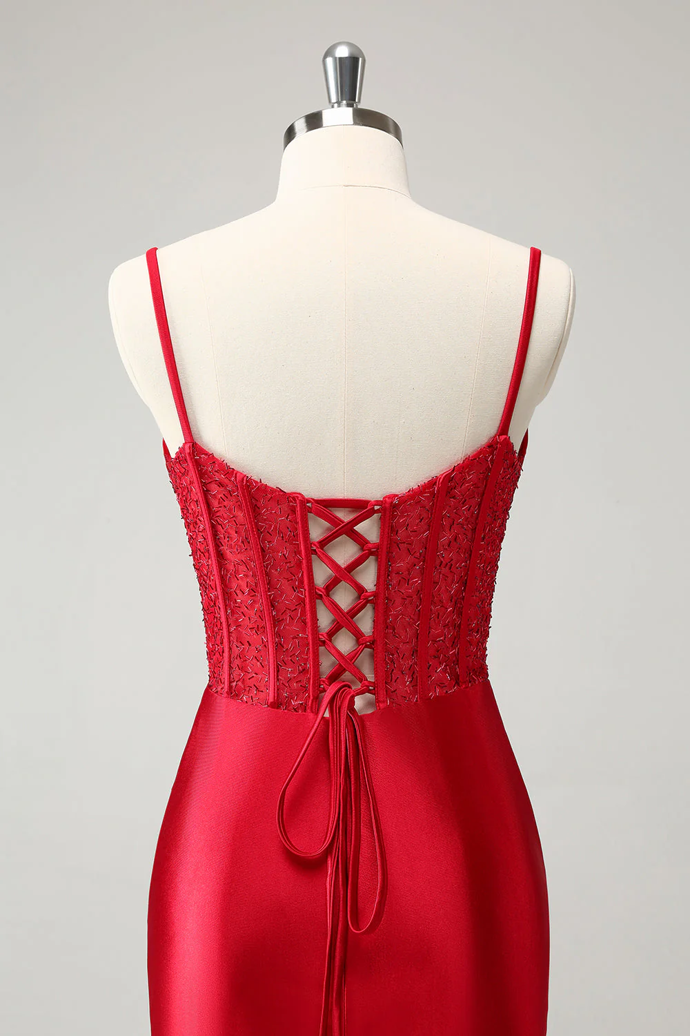 Robe de cocktail en satin moulante à bretelles spaghetti dorées avec fente - Image 11