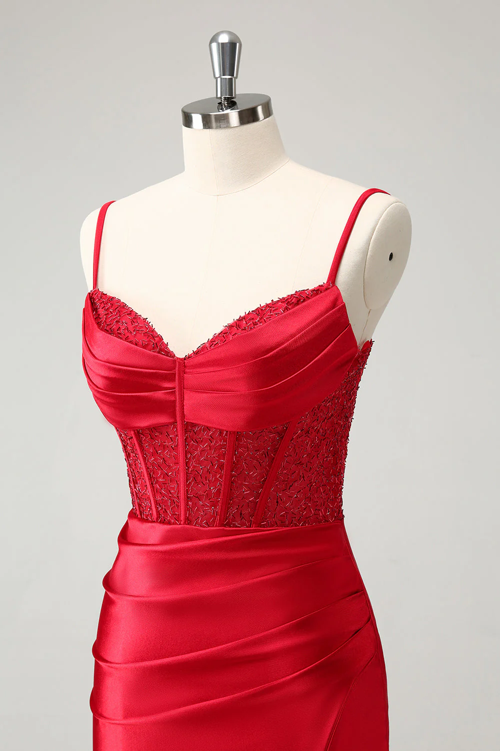 Robe de cocktail en satin moulante à bretelles spaghetti dorées avec fente - Image 12