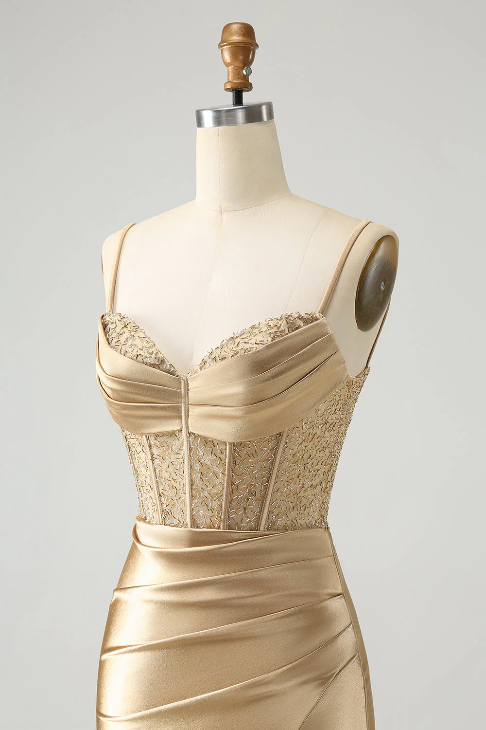 Robe de cocktail en satin moulante à bretelles spaghetti dorées avec fente - Image 3