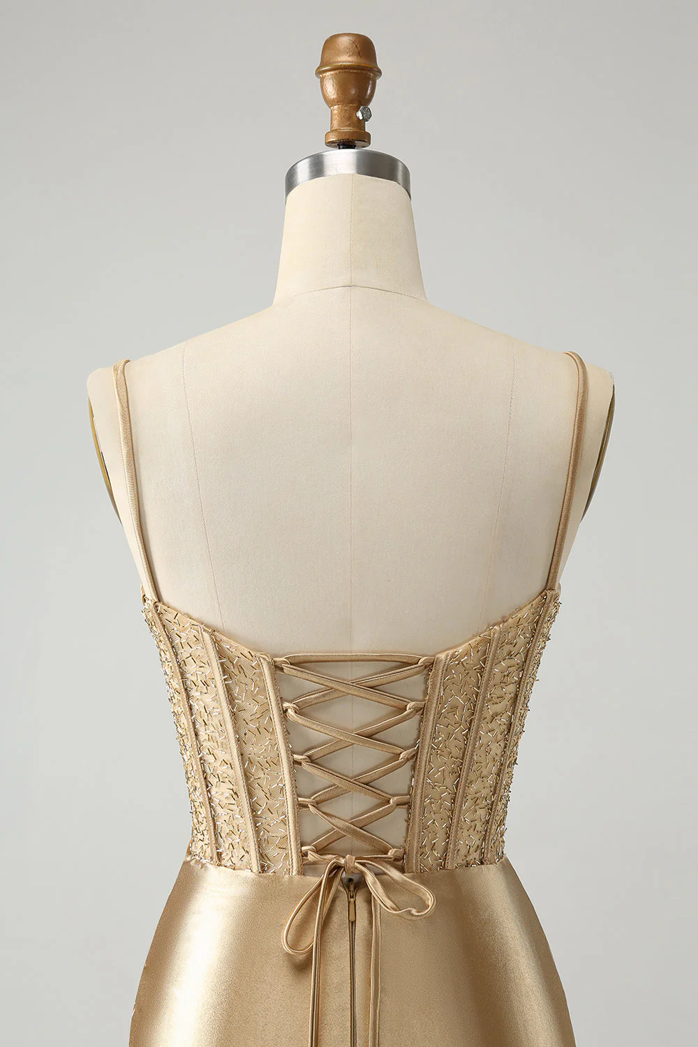 Robe de cocktail en satin moulante à bretelles spaghetti dorées avec fente - Image 5