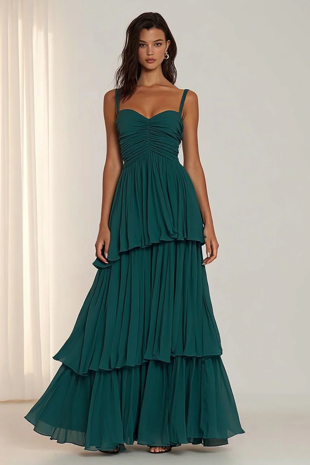 Robe de demoiselle d’honneur à bretelles fines vert foncé à volants A
