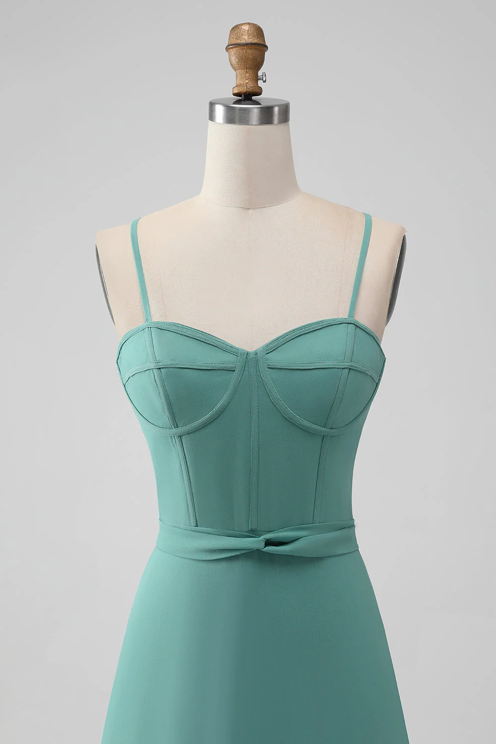 Robe de demoiselle d’honneur à bretelles spaghetti vert gris avec volants - Image 4