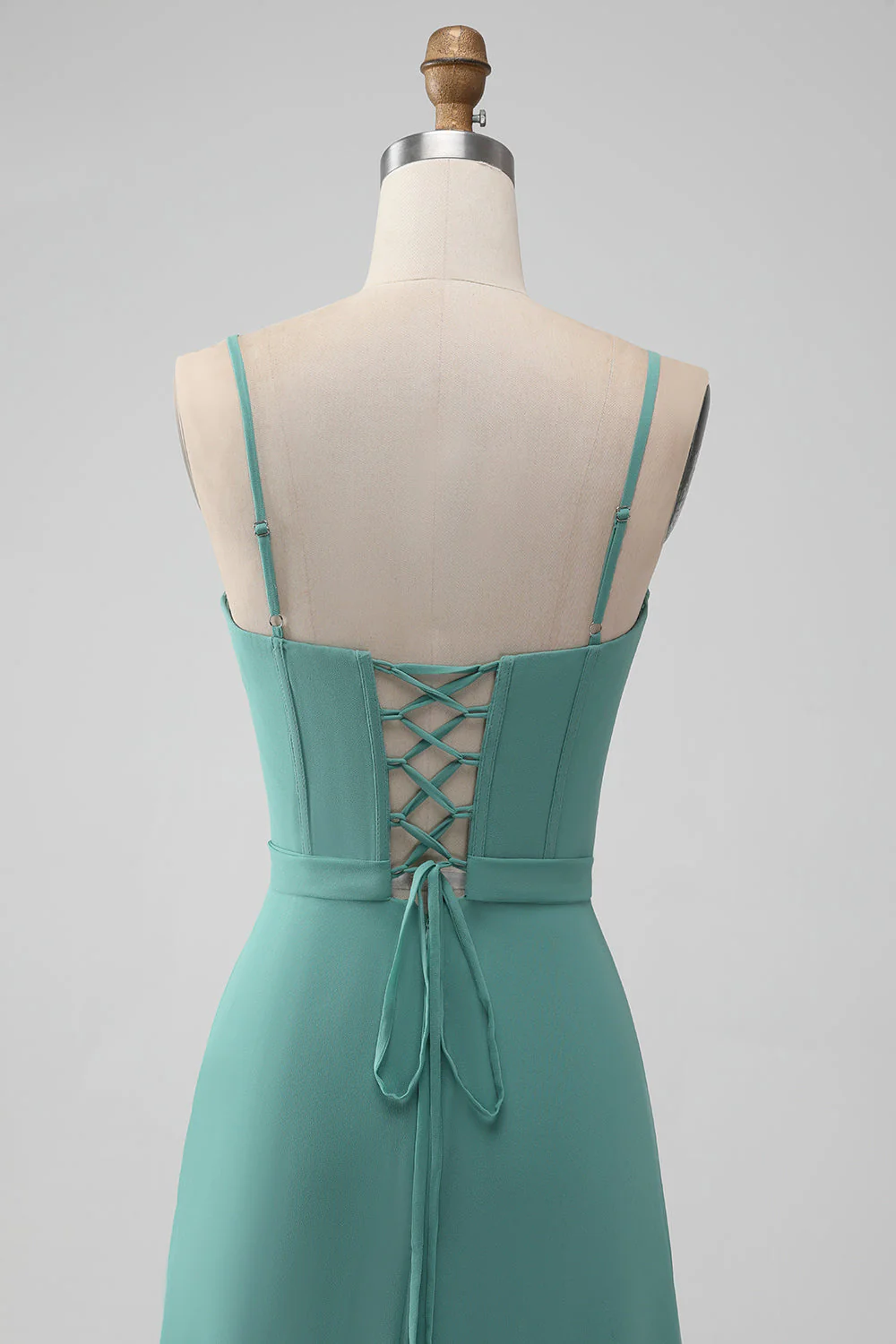 Robe de demoiselle d’honneur à bretelles spaghetti vert gris avec volants - Image 5