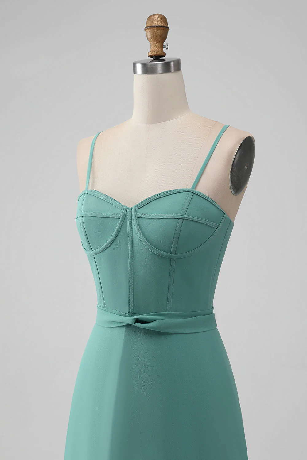 Robe de demoiselle d’honneur à bretelles spaghetti vert gris avec volants - Image 6