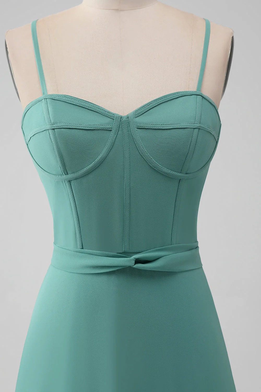 Robe de demoiselle d’honneur à bretelles spaghetti vert gris avec volants - Image 7
