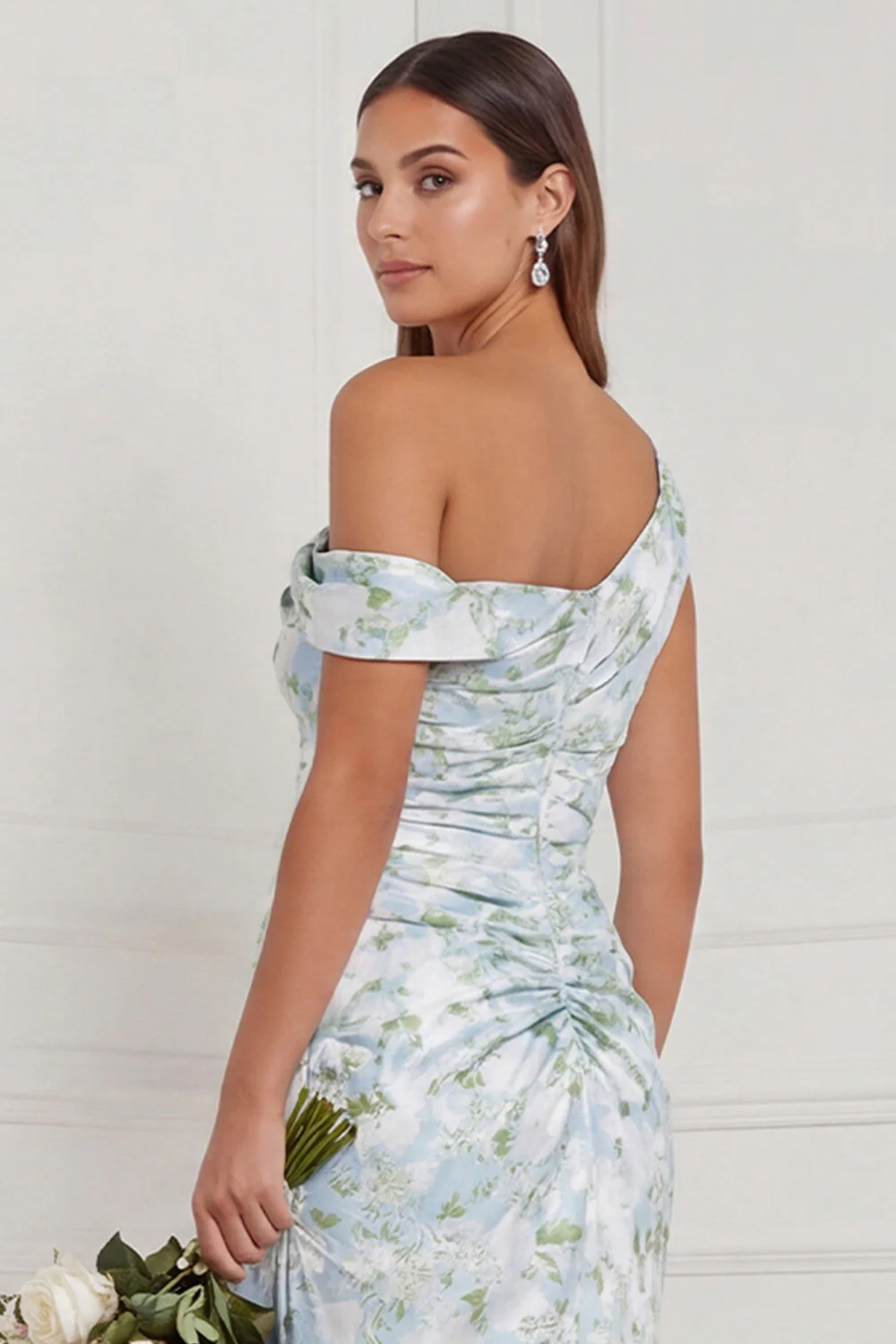 Robe de demoiselle d’honneur à col asymétrique sirène à col asymétrique, bleu blanc à fleurs - Image 4