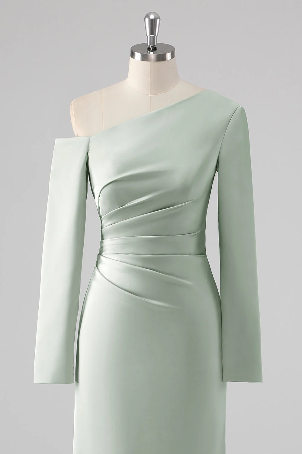 Robe de demoiselle d’honneur à une épaule en satin sauge avec manches longues - Image 4