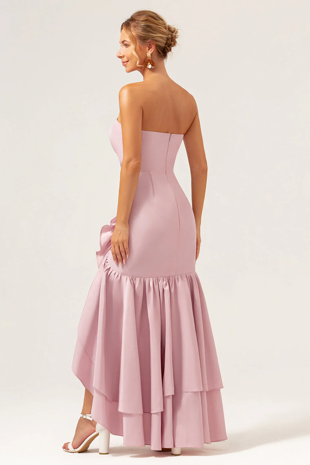 Robe de demoiselle d’honneur asymétrique à volants sans bretelles rose - Image 2