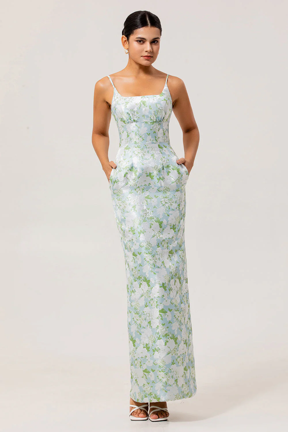Robe de demoiselle d’honneur en fourreau imprimé bleu blanc à bretelles florales