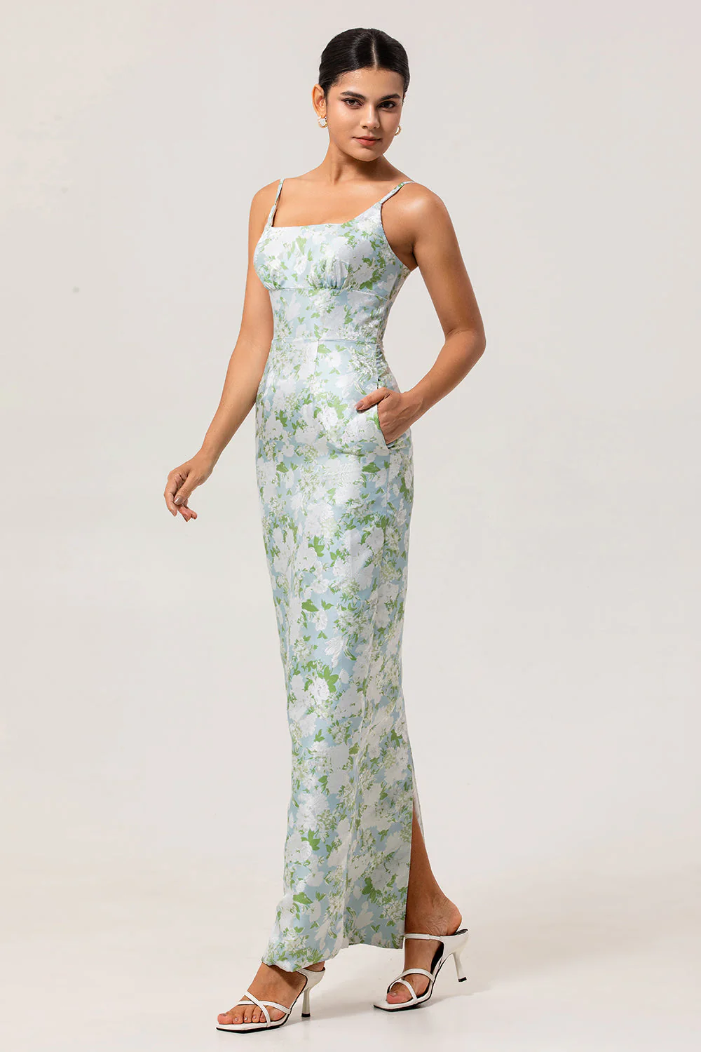 Robe de demoiselle d’honneur en fourreau imprimé bleu blanc à bretelles florales - Image 3