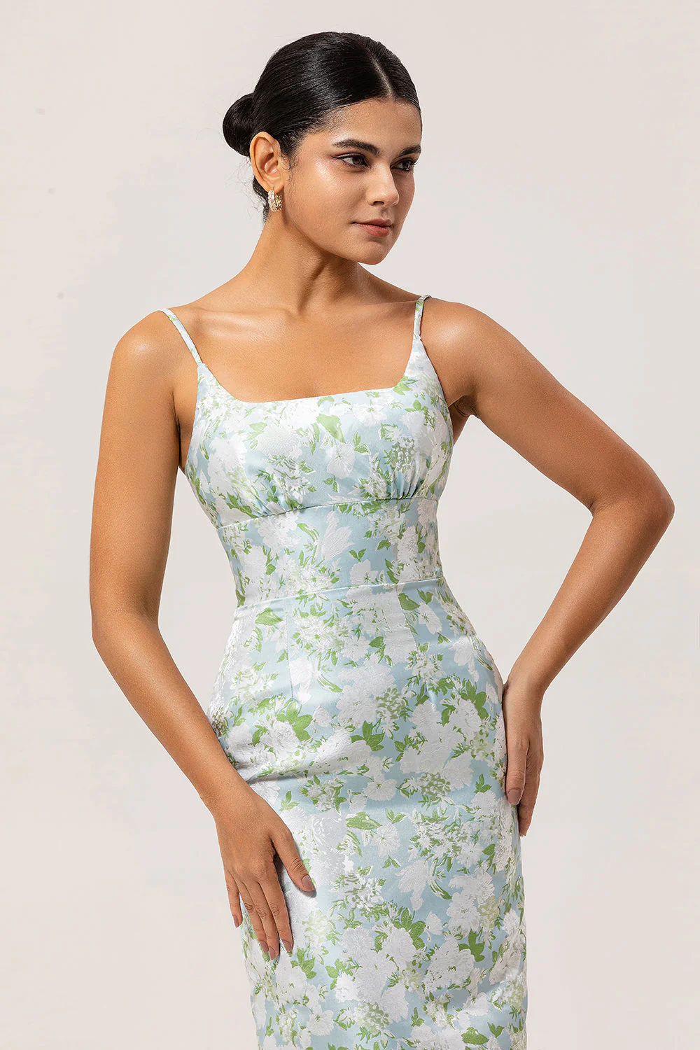 Robe de demoiselle d’honneur en fourreau imprimé bleu blanc à bretelles florales - Image 4